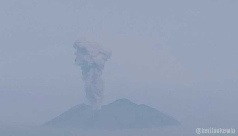 Gunung Semeru Semburkan Abu Vulkanis Setinggi 1 Kilometer